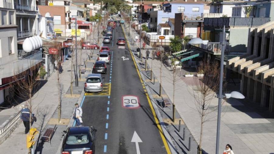 La avenida Catalunya es el principal eje comercial de Segur de Calafell y cuenta con zona azul. Foto: DT