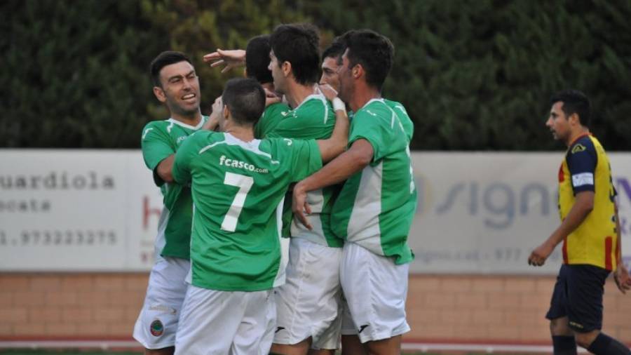 Futbolistas del conjunto ebrense celebran uno de los goles de su equipo ayer en Ascó. Foto: Iris Solà