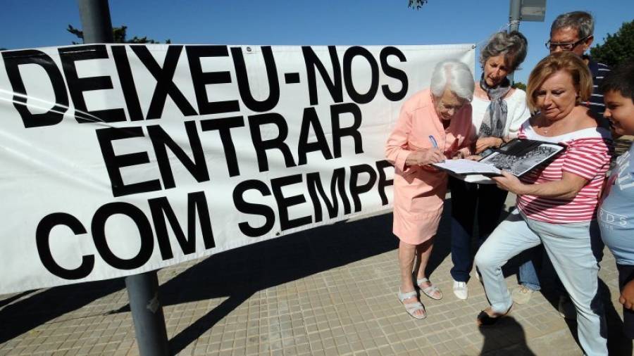 Algunos vecinos firmaron ayer en contra de que la entrada a la urbanización quede cortada. Foto: Alfredo González