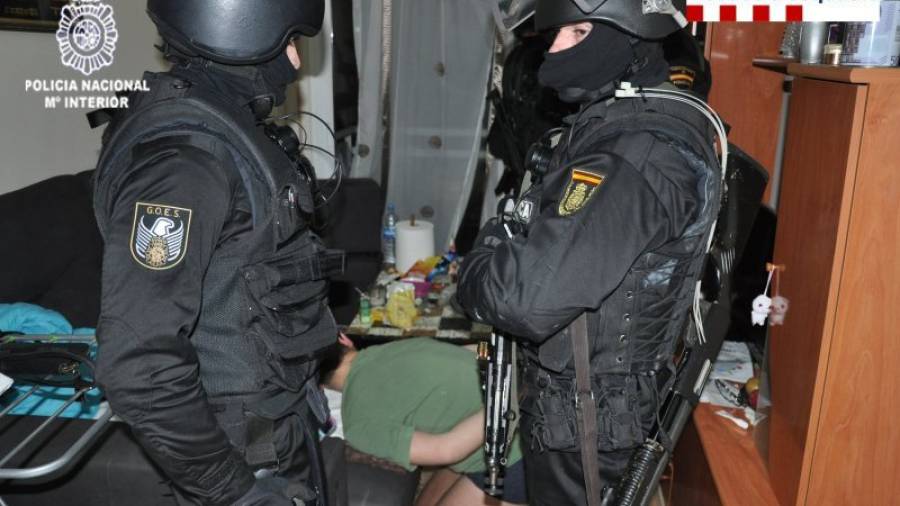 Fotografía facilitada por la Policía Nacional en la que se ve uno de los detenidos en un piso. Foto: DT