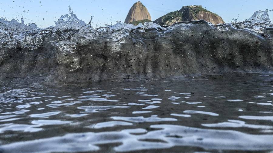 Una ola de agua con residuos contaminantes en R&iacute;o de Janeiro. Foto: Antonio Lacerda