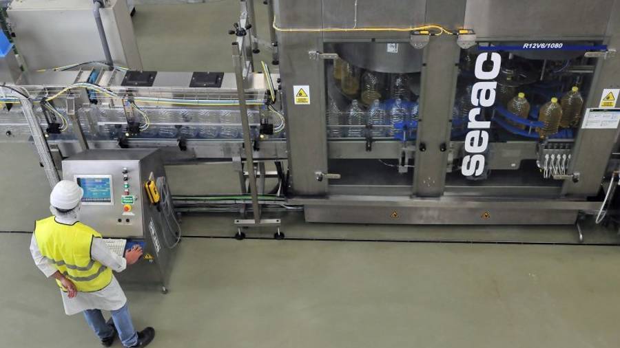 La cadena de envasado de Cargill tiene una capacidad de 1.800 botellas por hora. Foto: Alfredo González