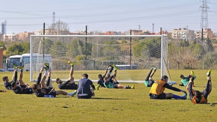 Los futbolistas granas hacen estiramientos durente un entrenamiento en Camp Clar. Foto: Alfredo González