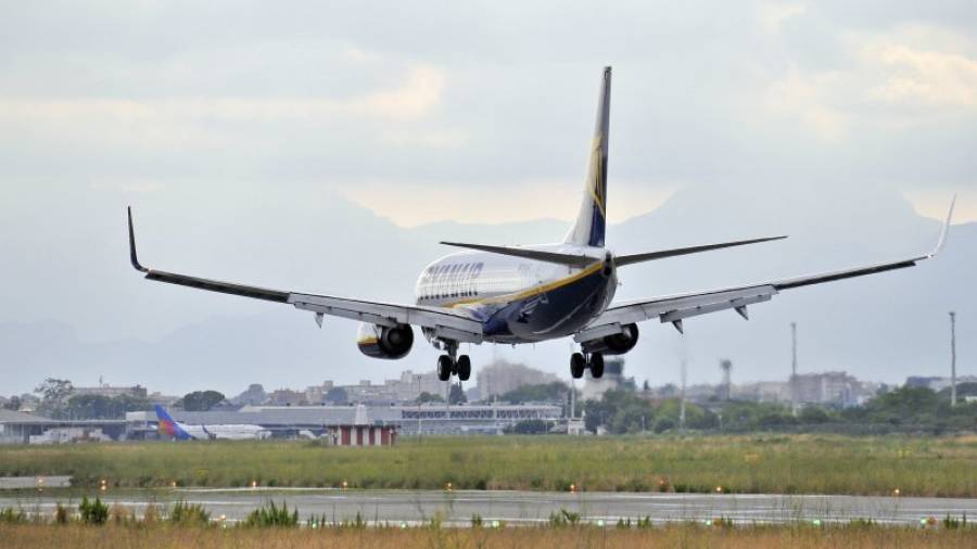 Imagen de un avión de Ryanair en el momento de aterrizar en la pista del Aeropuerto de Reus. Foto: Alfredo González