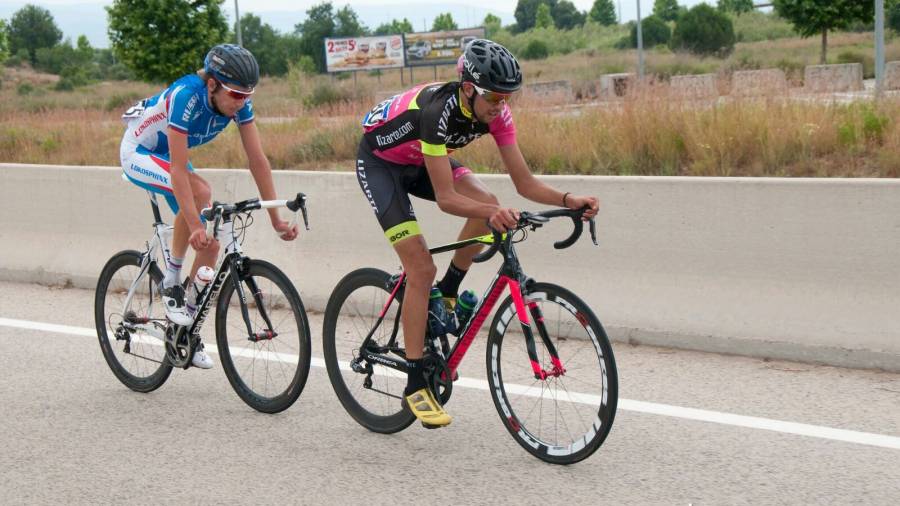 Mart&iacute; M&aacute;rquez (derecha), ganador en sub 23, durante la carrera, junto a Zakarin. Foto: Club Ciclista La Canonja