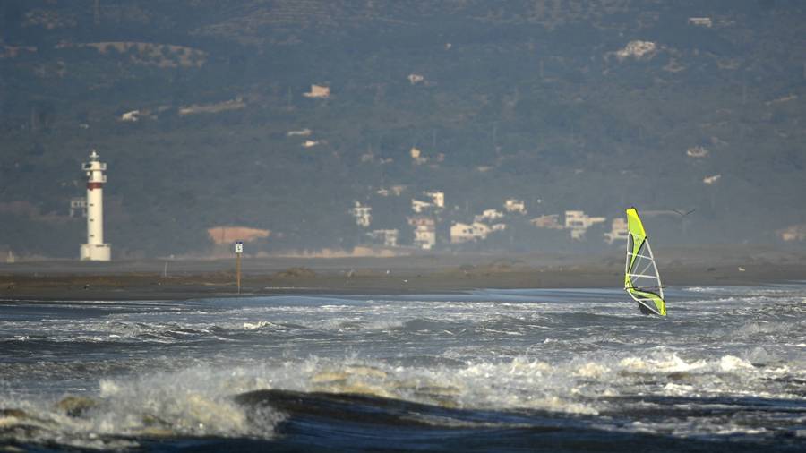 Un practicant de surf de vela a les platges de l´Ampolla. FOTO: JOAN REVILLAS