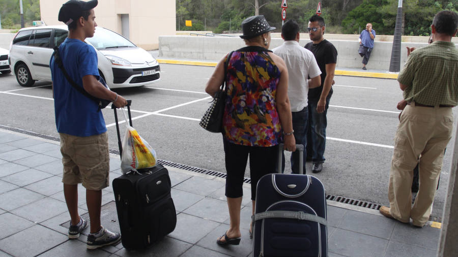 Usuarios de la estación del AVE Camp de Tarragona esperando un taxi. FOTO:DT