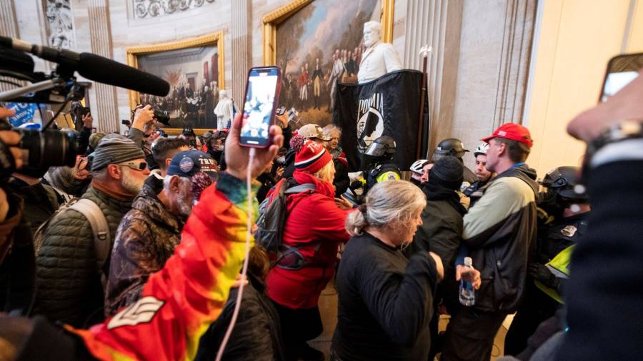 Imagen de los partidarios de Trump enfrentándose a la policía dentro del Capitolio. EFE