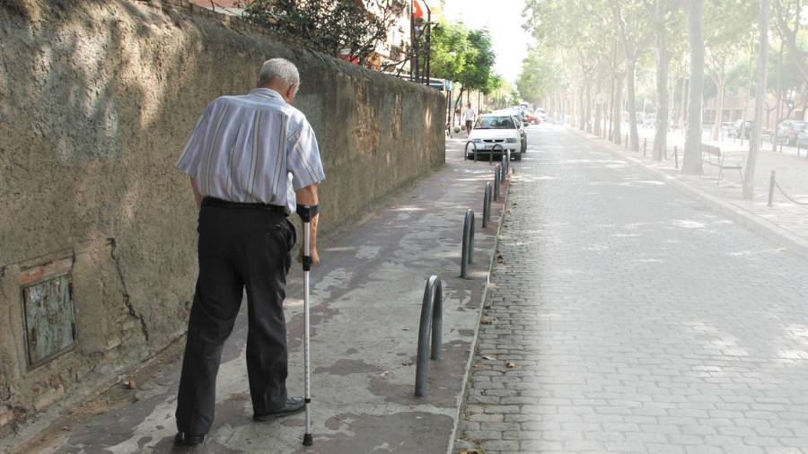 Imagen de archivo de un anciano caminando por el Paseo de MisericÃ²rdia de Reus. FOTO: DT