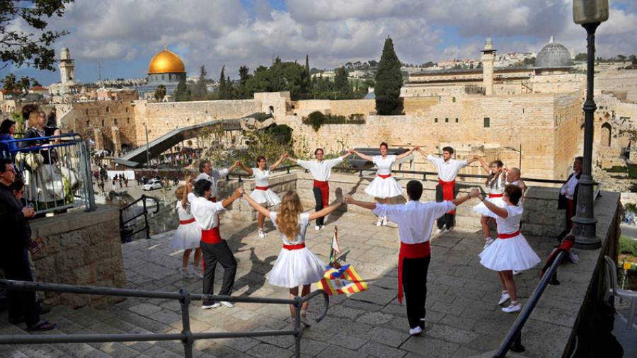 Dansaires del Pened&egrave;s bailando la sardana en Jerusal&eacute;n.
