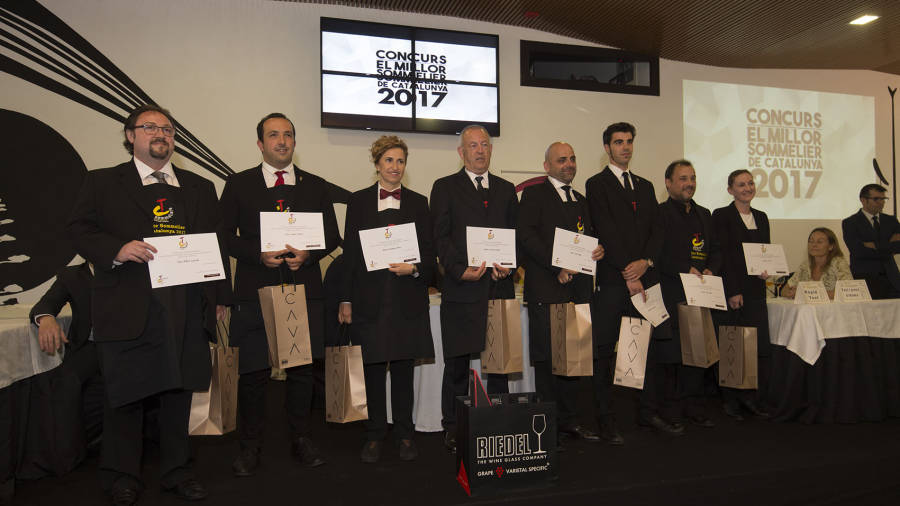 Imagen de los ocho aspirantes a Millor Sommelier de Catalunya. FOTO: J. REVILLAS