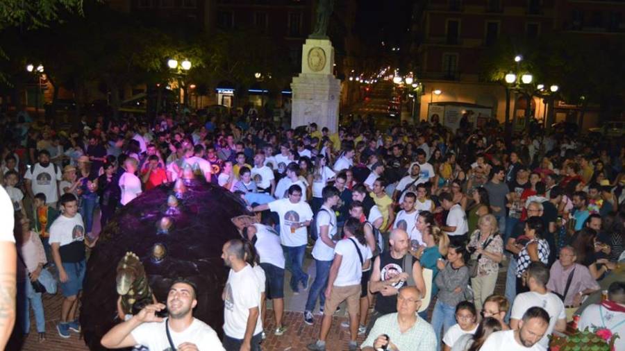 La entidad vecinal y los locales de ocio nocturno organizaron la CucaFesta.