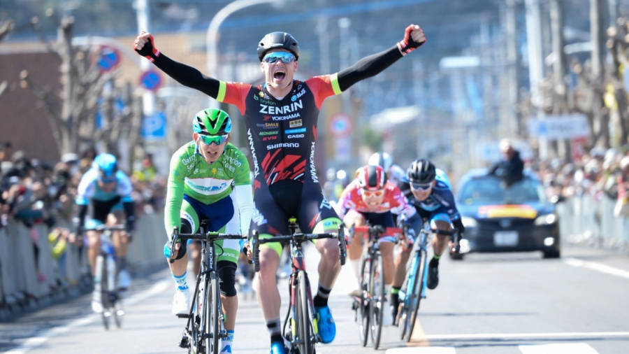 El ciclista de Alcanar Benjamín Prades celebra una victoria en una carrera. FOTO: CEDIDA