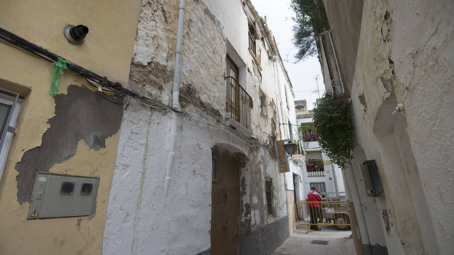 Imatge de la façana de l'habitatge esfondrat ahir a la matinada, al carrer Vilanova de Remolins. Foto: JOAN REVILLAS