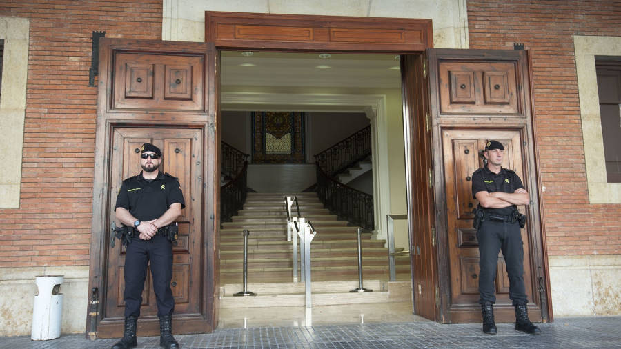 Dos agentes de la Guardia Civil, el otro día en la puerta del Ayuntamiento de Tortosa para registrar documentación relacionada con la operación Térmyca. FOTO: JOAN REVILLAS