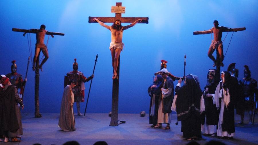 Tradicional representació de 'La Passió', al Teatre Orfeó Montsià. FOTO: JOAN REVILLAS