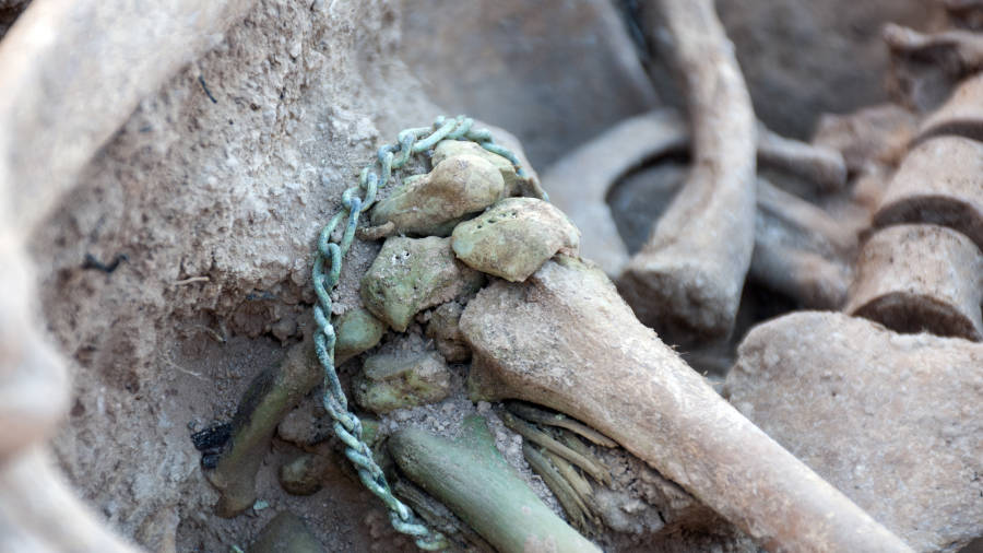Una pulsera en la mu&ntilde;eca izquierda de un soldado en la fosa de Mirvet. Foto: Iltirta Arqueologia
