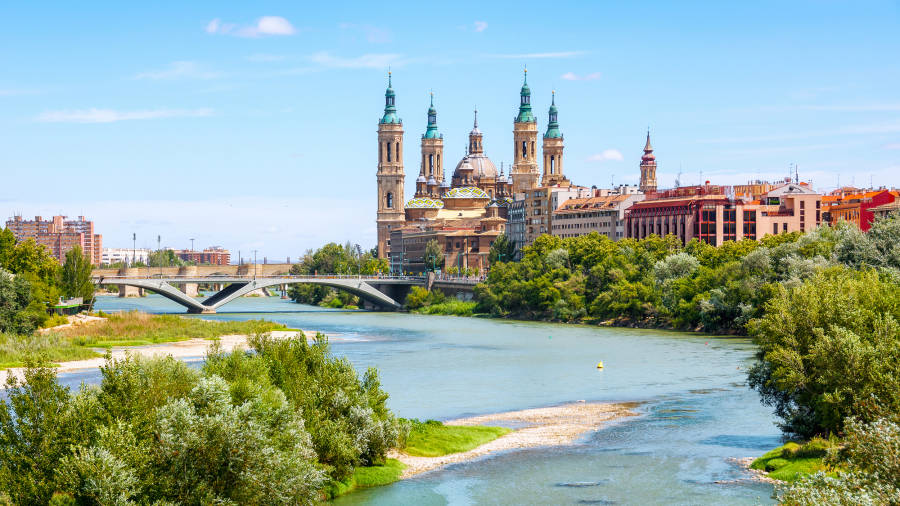 El río Ebro a su paso por Zaragoza. Al fondo, la basílica del Pilar. Foto: Civitatis