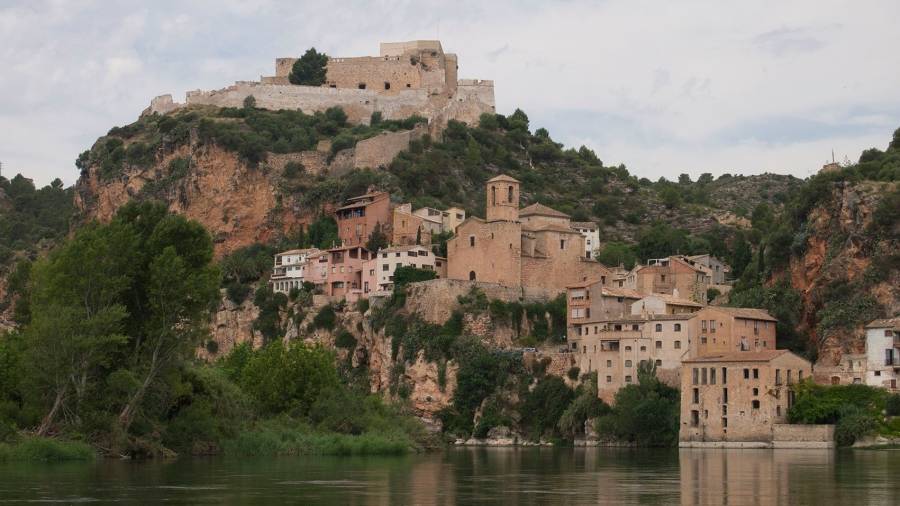 El pueblo de Miravet coronado por su castillo. Foto: Joan Revillas