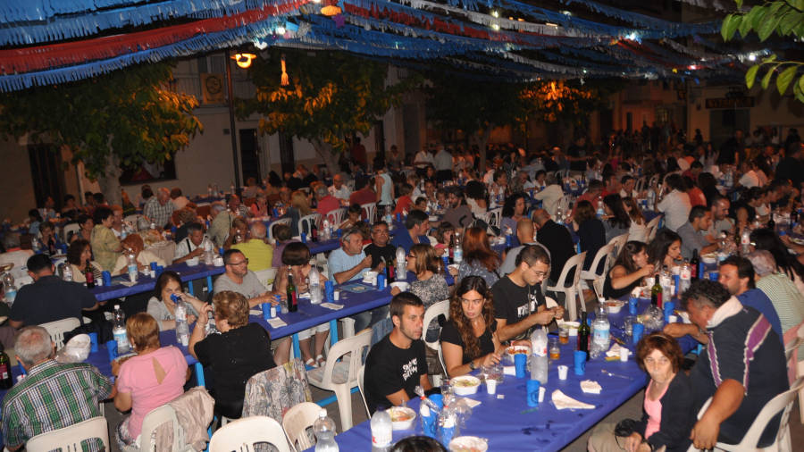 La concurrida cena popular de Torredembarra. Foto: DT