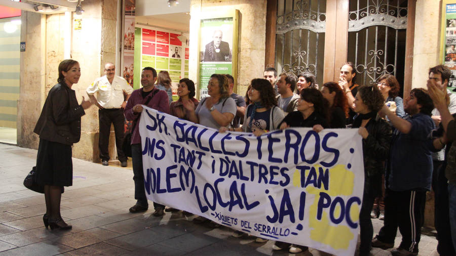 Algunos miembros de los Xiquets del Serrallo se manifestaron delante de la concejal, Bego&ntilde;a Floria.