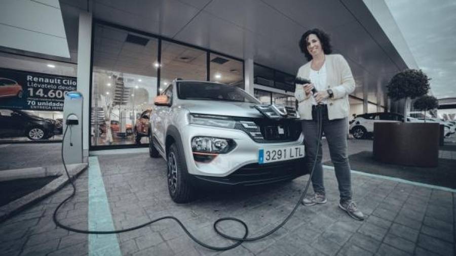 La sevillana Ana María Álvarez Peralta se convierte en la primera clienta de Dacia Spring, el primer vehículo 100% eléctrico de Dacia con una autonomía de 305 Km.