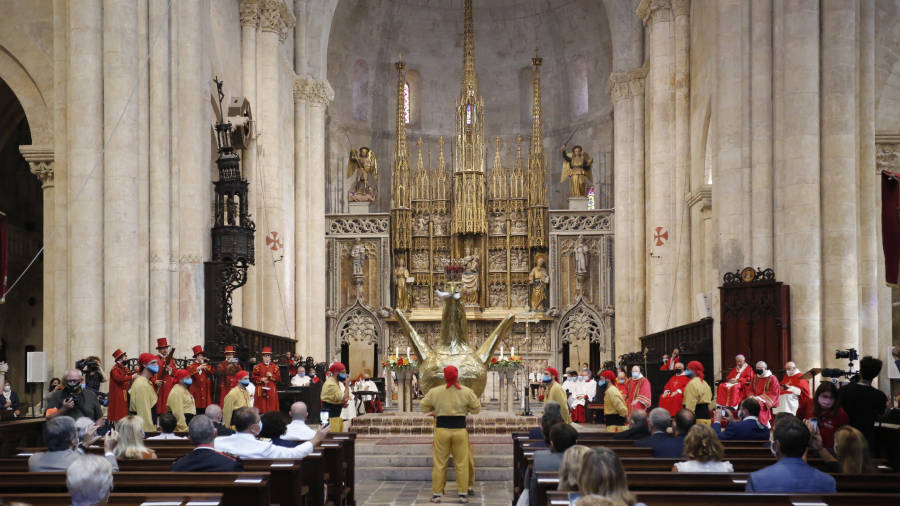 L'&Agrave;liga en la Catedral de Tarragona frente al altar de la Catedral de Tarragona durante l'Ofici de Santa Tecla. Pere Ferr&eacute;