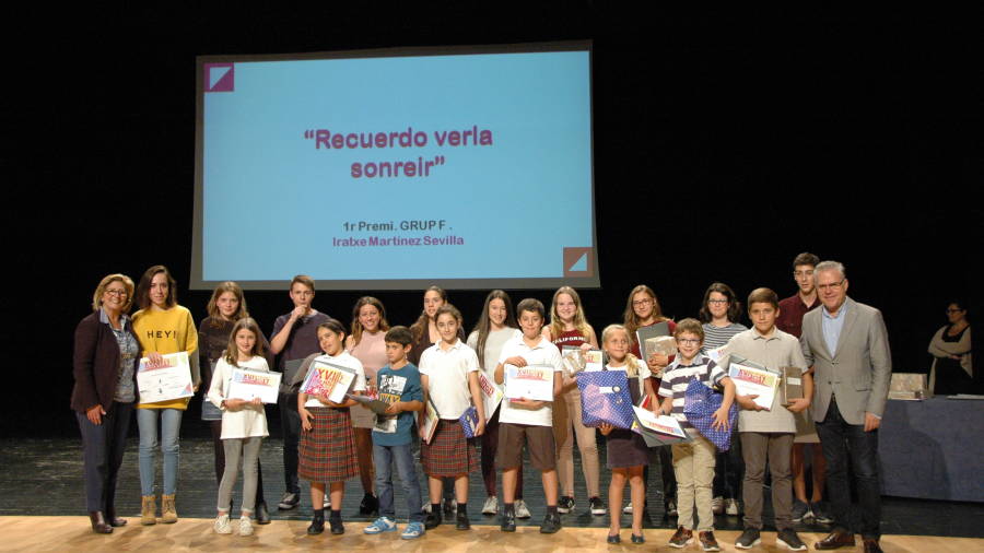 Els alumnes premiats en la modalitat de literatura catalana i castellana.