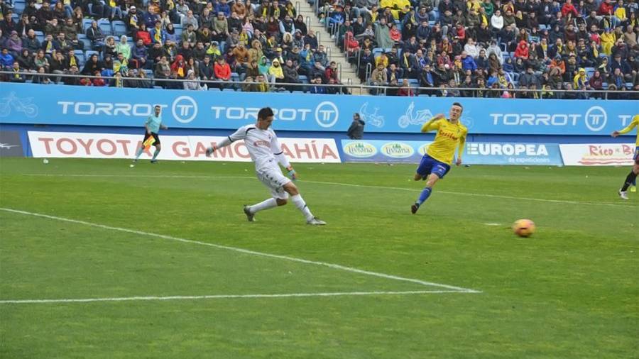 Badia, saliendo a despejar un balón ante el acoso de un jugador del Cádiz, en el partido disputado en el Carranza. Foto: Cádiz cf
