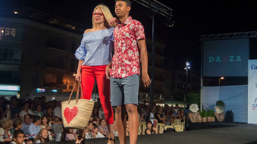 Dos modelos con ropa de la tienda Dazza.