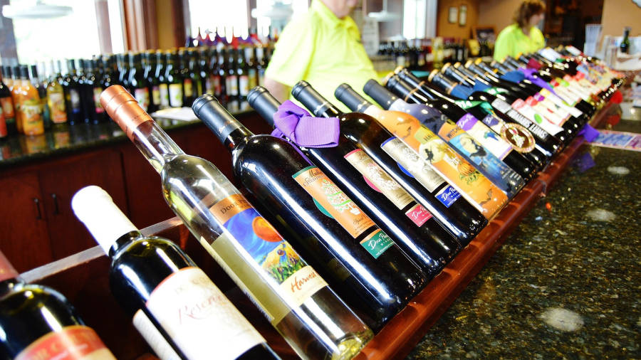 Los manuales ayudan a elegir todo tipo de vinos. Foto: Freepik