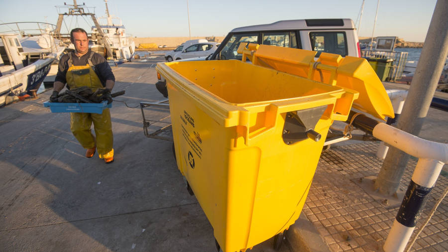 Imatge dels contenidors específics on els pescadors dipositen els plàstics trobats al mar. FOTO: JOAN REVILLAS