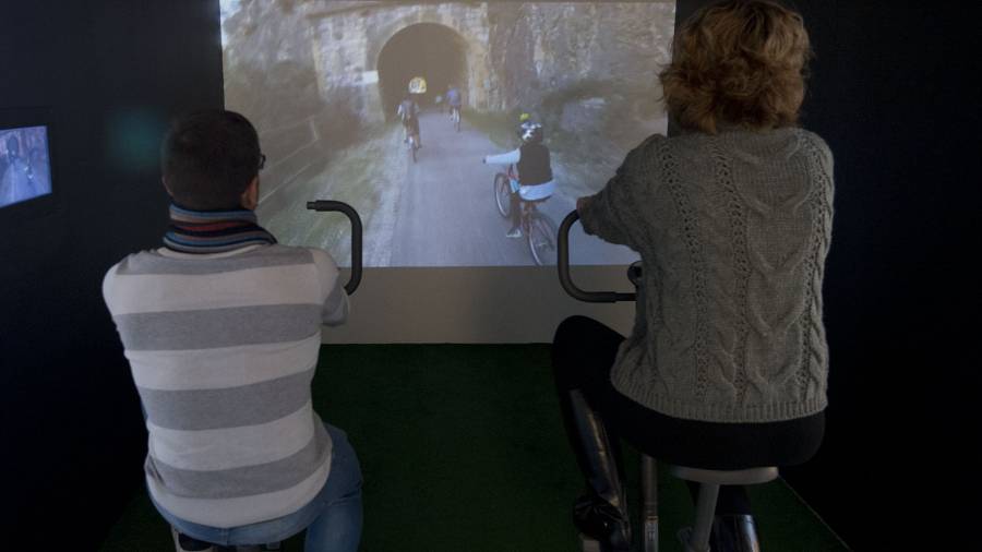 Els visitants gaudeixen d’una ruta ciclista virtual. Foto: Joan Revillas
