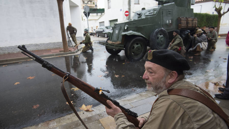 Imatge dels carrers de Flix, plens de soldats, que van convertir-se en camp de batalla. FOTO: JOAN REVILLAS FOTO: JOAN REVILLAS