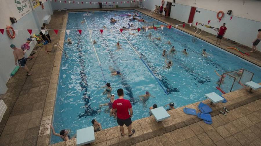 Imatge dels estudiants a la piscina municipal de Tortosa, aquest dimecres. FOTO: JOAN REVILLAS