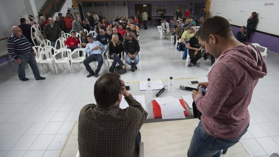 Imatge de la reunió de taurins celebrada ahir a Santa Bàrbara. Foto: Joan Revillas