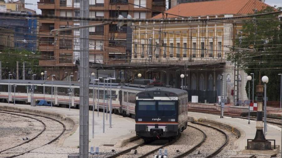L\'estació de tren a la ciutat de Tortosa. Foto: Joan Revillas