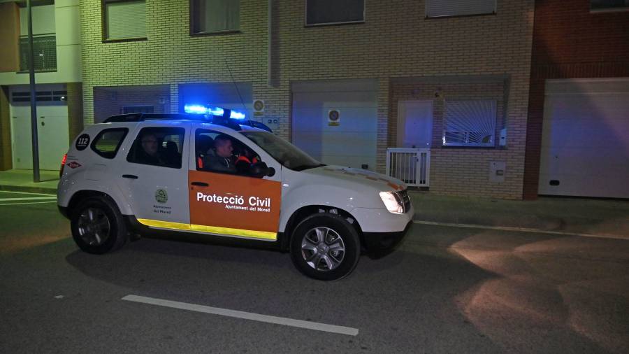 El coche de Protecció Civil de El Morell, con un voluntario y dos vecinos, patrullando ayer por la noche por el municipio. FOTO: ALFREDO GONZÁLEZRED DOBLADA POR LOS LADRONES EN LA CALLE MOSSÈN MAÑÉ. FOTO: DT