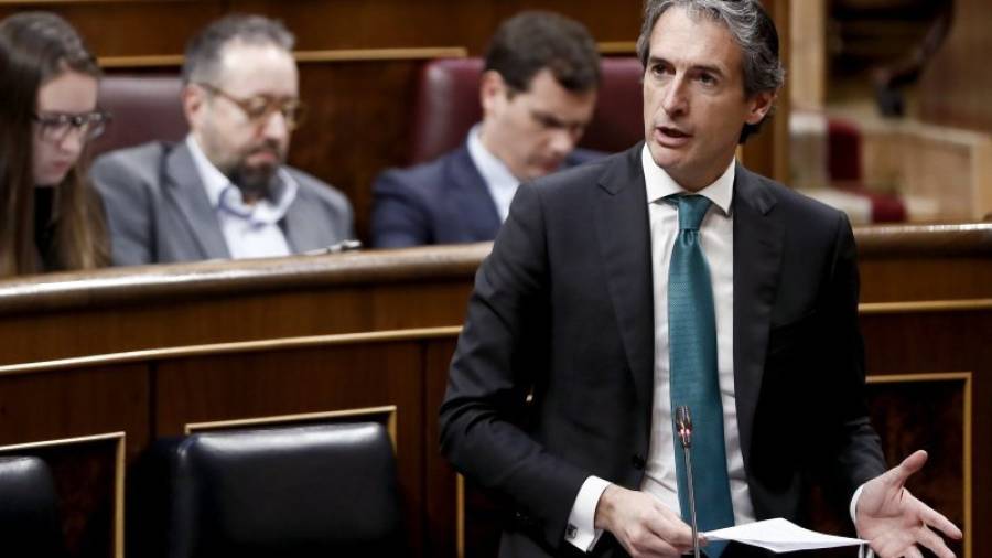 El ministro de Fomento, Íñigo de la Serna, durante su intervención en la sesión de control al Gobierno en el Congreso de los diputados, hoy en Madrid. Foto: EFE