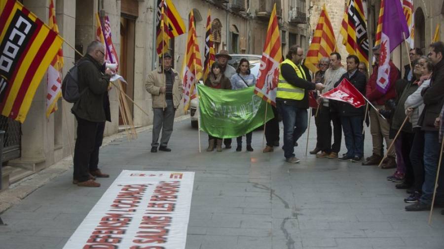 Els sindicats i altres manifestants ahir al carrer de la Rosa, a Tortosa. FOTO: JOAN REVILLAS