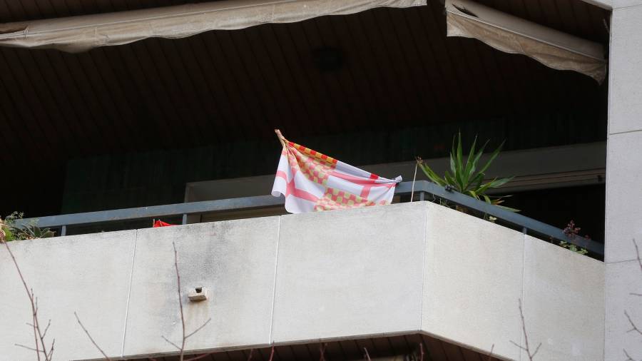 Estandarte en un balc&oacute;n de Vidal i Barraquer. Foto: Pere Ferr&eacute; 