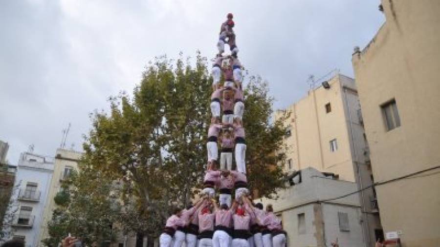 3 de 9 amb folre dels Xiquets de Tarragona l'any 2013, el primer que feien a la plaça del Rei. Foto: José Luis Sáez