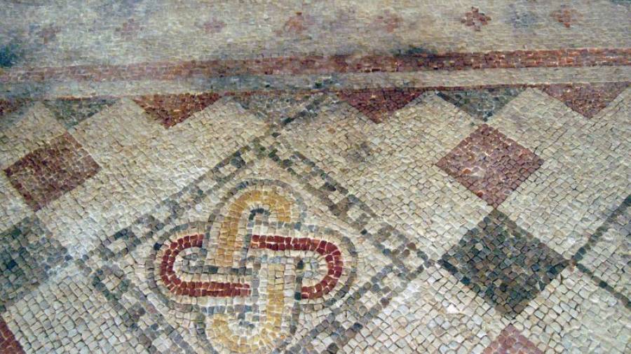 Primer pla d'un dels elements decoratius del mosaic de la vil·la dels Munts d'Altafulla després de restaurar.