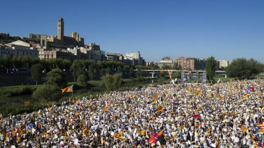 En Lleida la concentración se realizó en el parque de la canalización del río Segre, bajo un sol de justicia y ante la Seu Vella. Foto: Adrián Ropero (EFE)