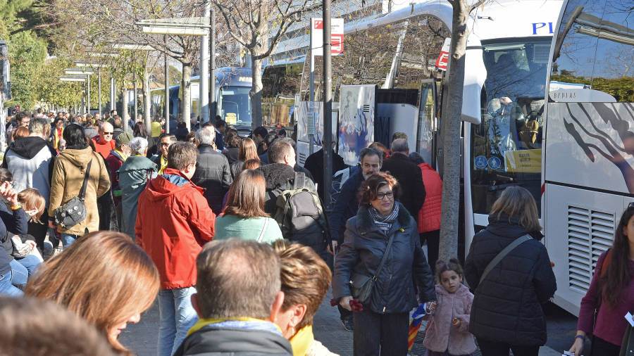 Els autobusos aparcats a Reus, abans de partir cap a Brussel·les. Foto: Alfredo Gonz&aacute;lez 