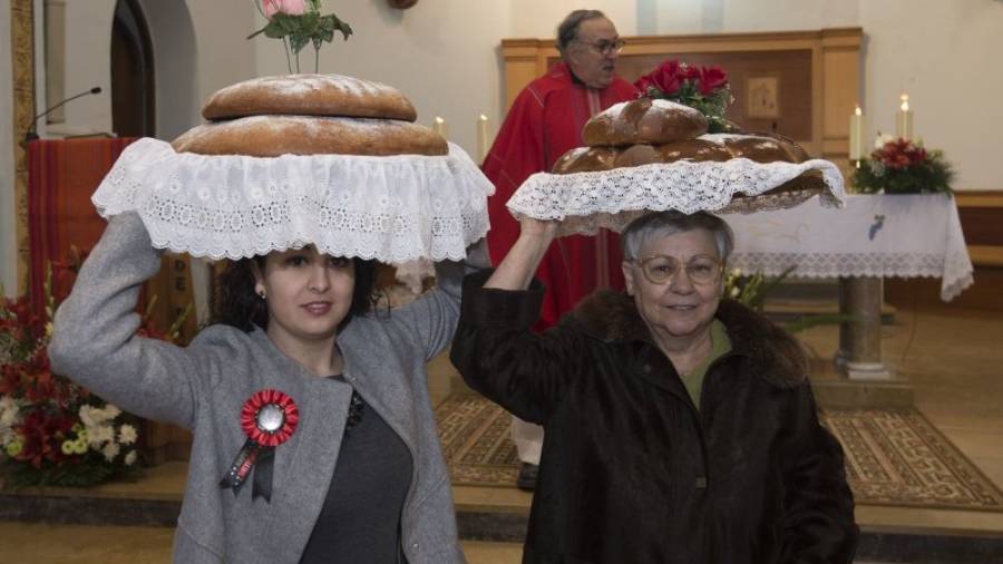 Les dones, com dicta la tradició, porten el pa beneït sostingut al cap. FOTO: JOAN REVILLAS