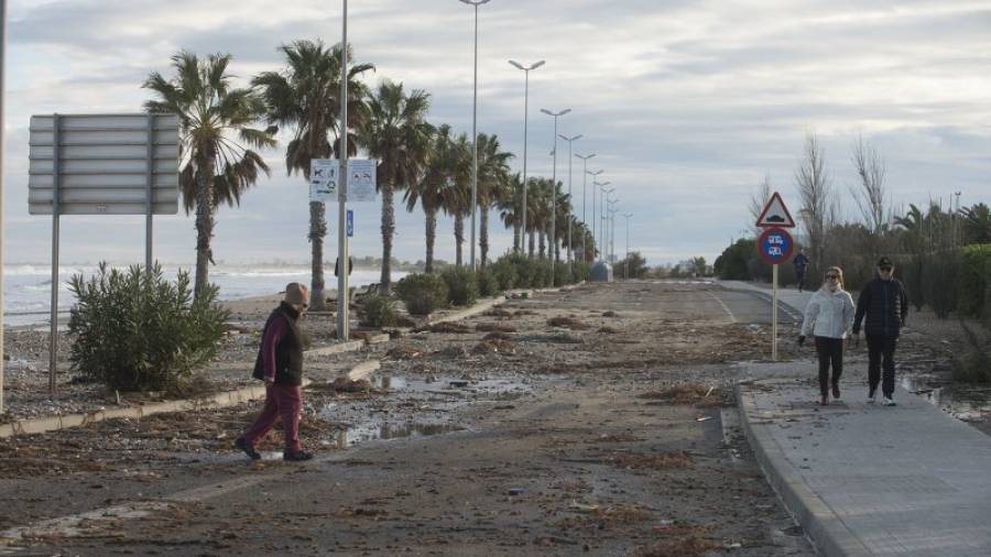 Estat del passeig marítim de l´Arenal, pels efectes del temporal de mar. FOTO: JOAN REVILLAS FOTO: JOAN REVILLAS