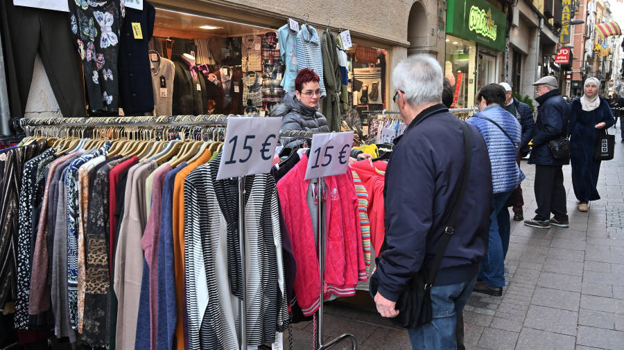Varias personas mirando las ofertas de ‘Les botigues al carrer’ en la calle de Jesús de Reus. FOTO: ALFREDO GARCÍA