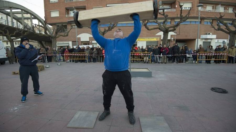 Imatge d'una edició passada del concurs 'L'home més fort de la Ribera'. FOTO: JOAN REVILLAS