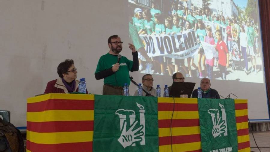 El portaveu de la plataforma, Joan Ferrando, ahir durant l'assemblea celebrada a Alcanar. Foto: Joan Revillas